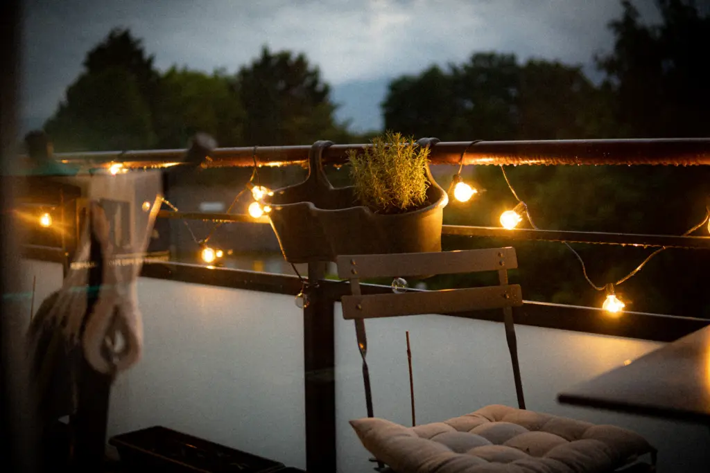 Balkon am Abend mit Lichterkette