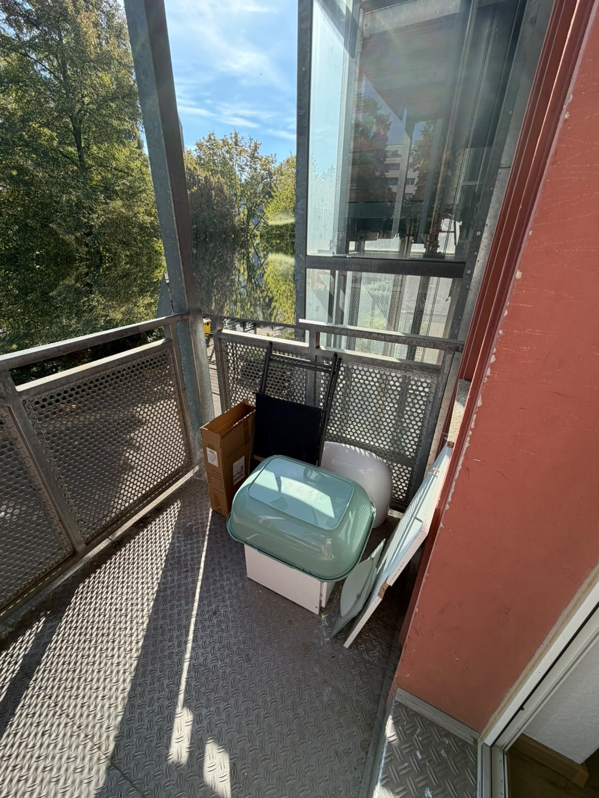 Mein hinterer Balkon mit Lochblech-Geländer vor dem Umbau