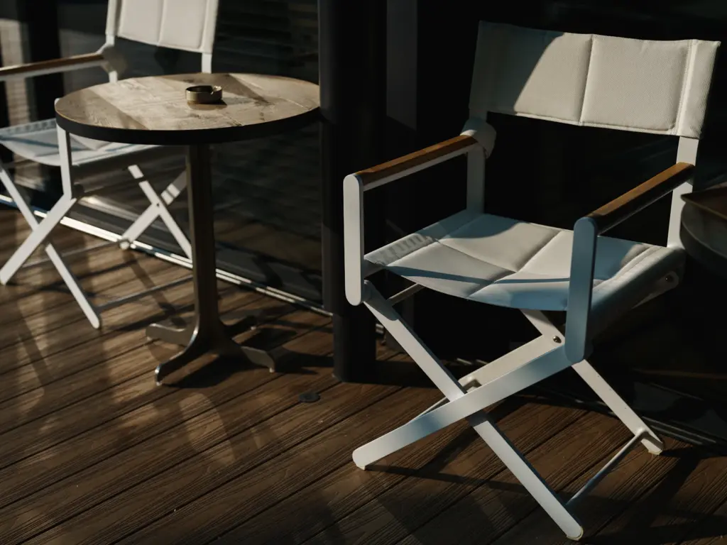 Stühle und Tisch auf einem Holzdeck