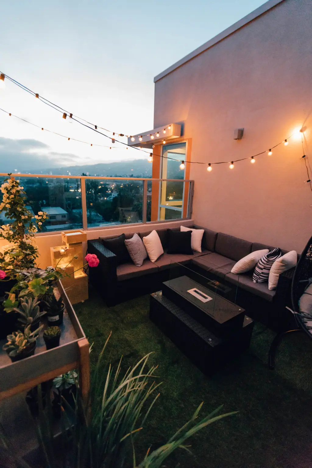 Lounge-Ecke mit Kissen und Lichterkette