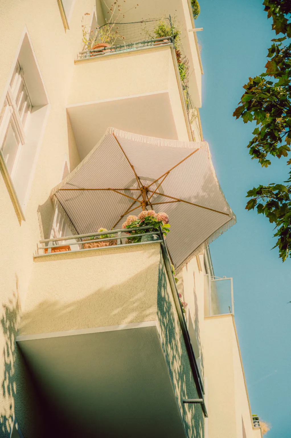 Balkon mit Sonnenschirm und Pflanzen