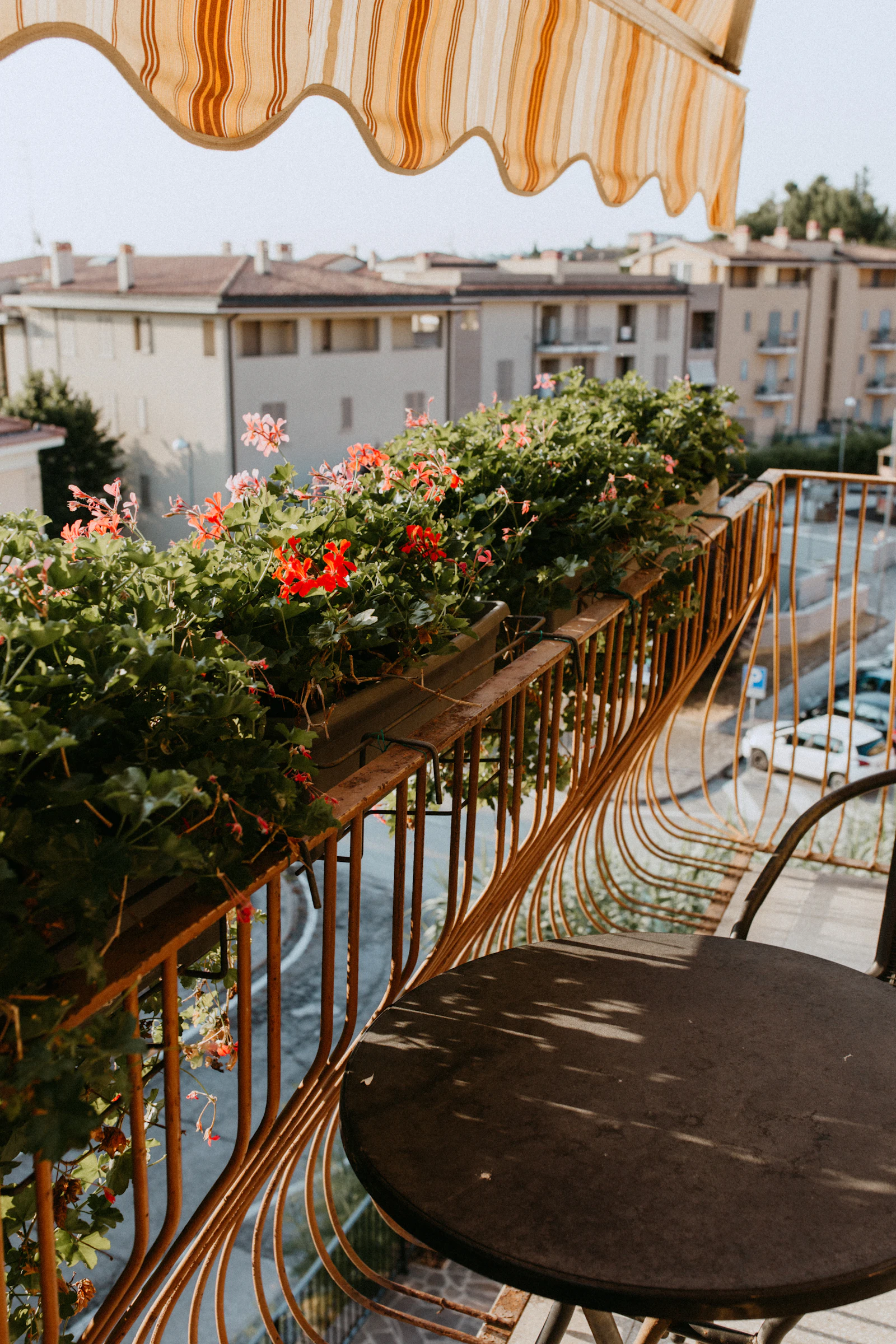 Balkon mit Tisch, Stühlen und Blumen