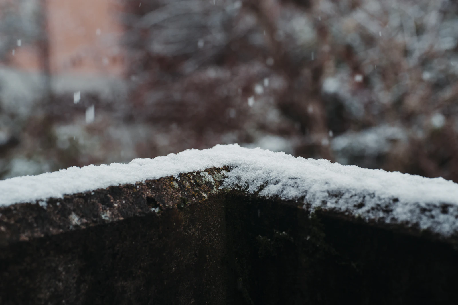 Balkon mit Holzboden im Schnee