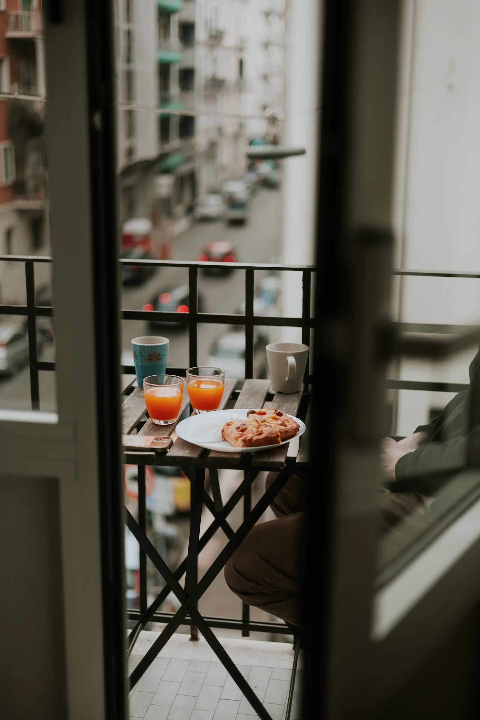 Gedeckter Frühstückstisch auf einem Balkon