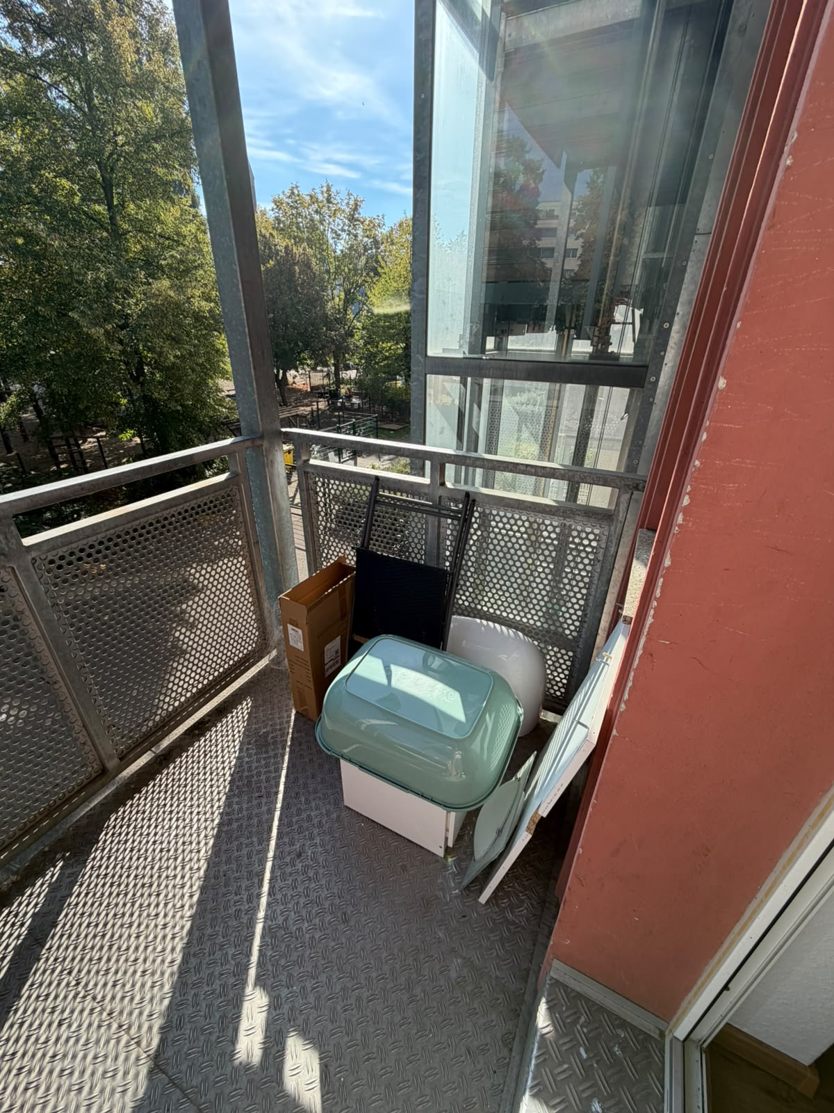 Mein hinterer Balkon mit Boden aus Riffelblech vor dem Umbau